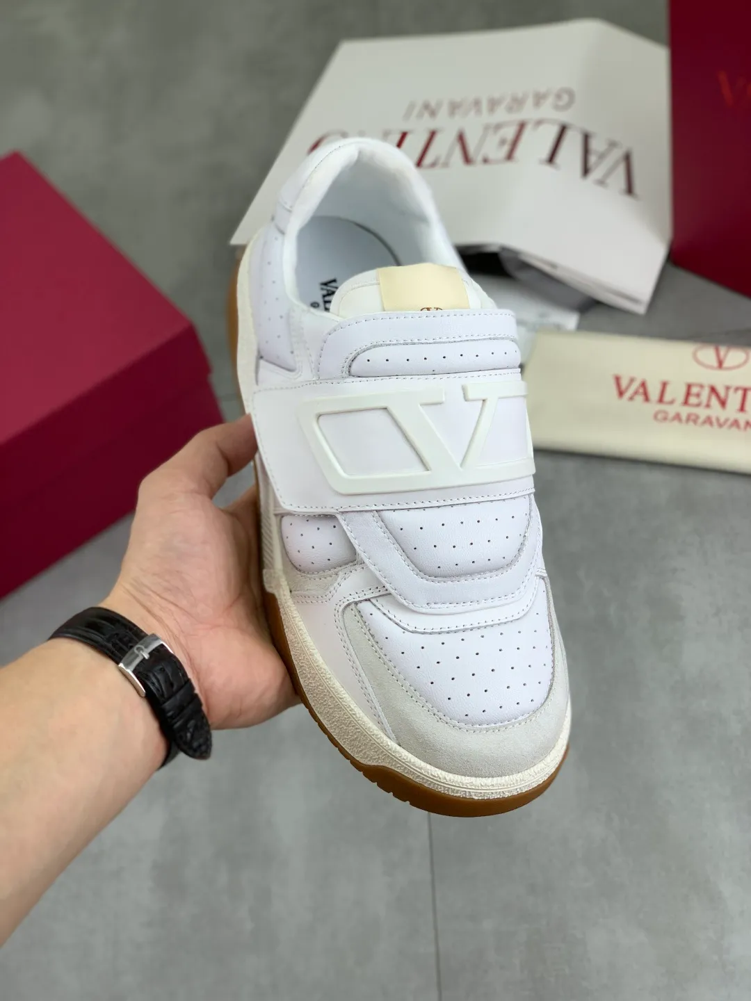 Men's men's shoes 💰P640 new style latest Valentino Valentino V family new casual young fashion trend sports shoes full of vitality, no age limit, very light and comfortable on the foot, packaging, original purchase and development, production, various color combinations are eye-catching, activate the charming sunny boy, the shoe design combines coolness with daily style, full of street feeling, multi-color options!   Fabric: original material splicing/first-layer cowhide Lining: imported cowhide/original logo sweat-absorbent and breathable foot pad Outsole: TPU foam lightweight material outsole Brand injection insole Code number: 38-46 Full set of packaging Color: 3️⃣ colors available